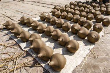 Bhaktapur Nepal - Asya seramik meydanında güneşte kurutma kil tencere (kavanoz)