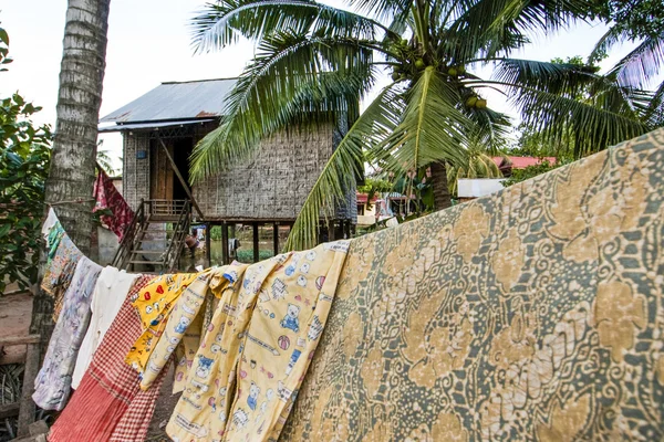 Una casa de zancos y lavandería en el pueblo flotante de Chong Kneas en Tonle Sap - Siem Reap - Camboya (Asia ) —  Fotos de Stock