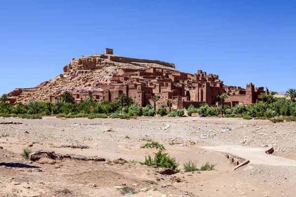 The old Berber kashbah fortress Ait Ben Haddou in  the Souss-Massa-Draa province along the river Ouarzazate in South Morocco, North Africa - it's a famous movie location in Morocco — Stock Photo, Image
