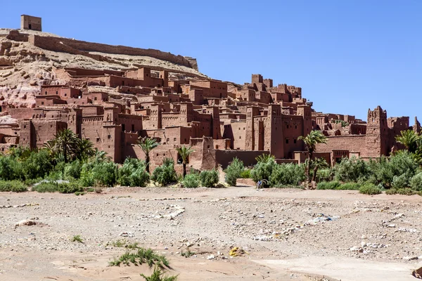 Het oude fort van de Berber kashbah Ait Ben Haddou in de provincie Souss-Massa-Daraâ langs de rivier Ouarzazate in Zuid-Marokko, Noord-Afrika - het is een beroemde film locatie in Marokko — Stockfoto