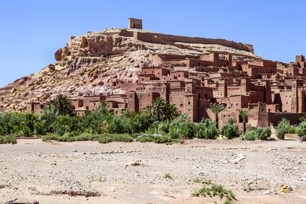 Het oude fort van de Berber kashbah Ait Ben Haddou in de provincie Souss-Massa-Daraâ langs de rivier Ouarzazate in Zuid-Marokko, Noord-Afrika - het is een beroemde film locatie in Marokko — Stockfoto
