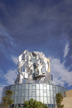 Arles, Provence, Fransa ve Avrupa 'daki LUMA kule müzesinin dışı.