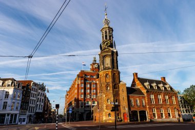 Munttoren (Munt Tower) Amsterdam, Noord-Holland, Hollanda, Avrupa 'nın tarihi merkezinde yer almaktadır.