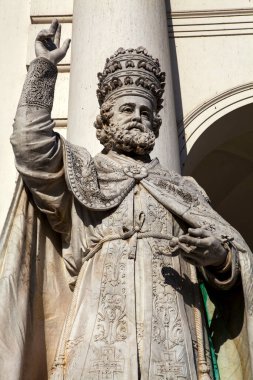 Bir azizin heykeli - Parana 'daki Parana katedralinin önündeki kilise babası, Entre Rios, Arjantin, Güney Amerika