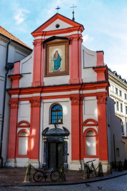 Eski Krakow kasabasındaki Aziz John Kilisesi 'nin cephesi, Polonya, Avrupa