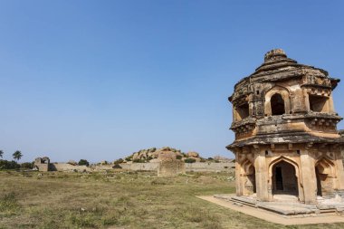 Hampi, Karnataka, Hindistan ve Asya 'daki yıkılmış kule.