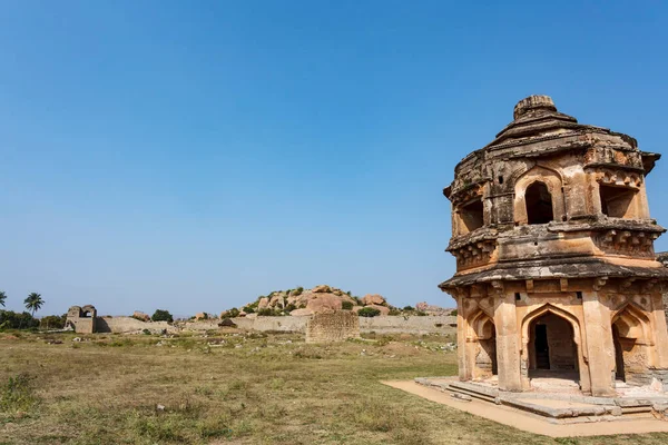 Hampi, Karnataka, Hindistan ve Asya 'daki yıkılmış kule.