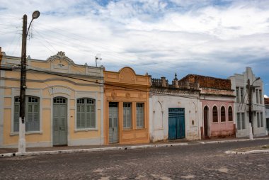 Penedo, Alagoas, Brezilya, Güney Amerika 'da renkli koloni evleri olan Cobble Stone Caddesi.