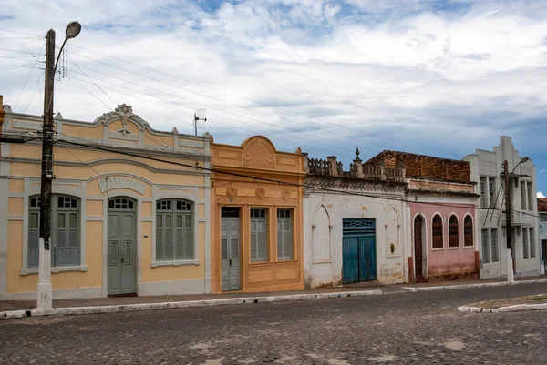 Penedo, Alagoas, Brezilya, Güney Amerika 'da renkli koloni evleri olan Cobble Stone Caddesi.