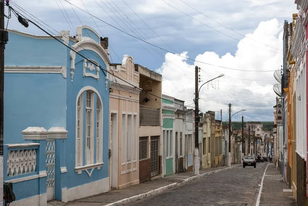 Penedo, Alagoas, Brezilya, Güney Amerika 'da renkli koloni evleri olan Cobble Stone Caddesi.