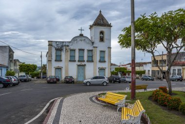 Beyaz kilise (Igreja Nossa Senhora do Rosario) Neopolis, Sergipe, Brezilya, Güney Amerika 'da bir meydanda