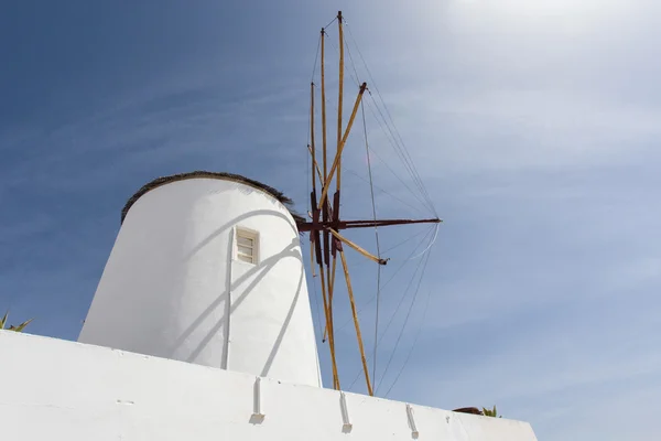 Weiße Windmühle in oia, santorini (thera), die kykladen - griechenland — Stockfoto