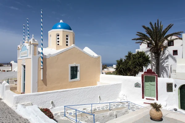 Griechisch-orthodoxe Kirche in oia, santorini, den Kykladen, Griechenland. — Stockfoto