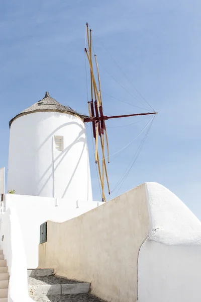 Weiße Windmühle in oia, santorini (thera), die kykladen - griechenland — Stockfoto