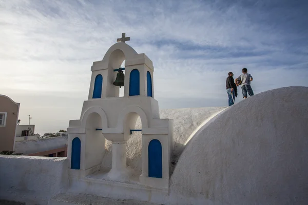 Glockenturm in oia, santorini (thera) - die Kykladen in Griechenland — Stockfoto