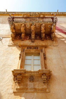 Noto, Sicilya, İtalya ve Avrupa 'daki Palazzo Nicolaci Villadorata' nın dış cephesini ve penceresini süsleyin.