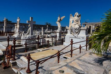 Cienfuegos, Küba, Kuzey Amerika 'da mermer heykelleri ve haçları olan eski bir mezarlık.