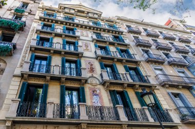 Barselona, Katalonya, İspanya ve Avrupa 'nın merkezi Eixample' da bir sanat binasının cephesi