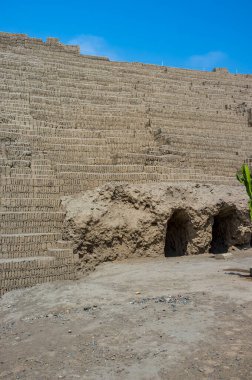 Huaca Pucllana veya Huaca Juliana, Orta Lima, Peru, Güney Amerika 'nın Miraflores bölgesinde yer alan büyük bir kerpiç ve kil piramididir.