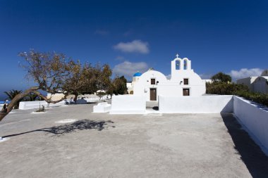 Oia (IA) Adası Santorini (Thera) - Cyclades - Yunanistan'da - Europe üzerinde yılında beyaz bir Yunan Ortodoks kilisesinin cephe