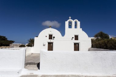 Oia (IA) Adası Santorini (Thera) - Cyclades - Yunanistan'da - Europe üzerinde yılında beyaz bir Yunan Ortodoks kilisesinin cephe