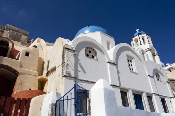 Typický Bílý kostel v Oia (Ia) Řecko Santorini (Thera) - Evropa — Stock fotografie