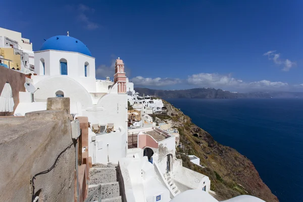 La città bianca di Oia sulla scogliera che domina il mare, Santorini, Le Cicladi, Grecia — Foto Stock