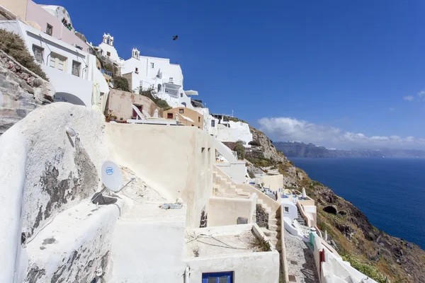 A cidade branca de Oia no penhasco com vista para o mar, Santorini, As Cíclades, Grécia — Fotografia de Stock