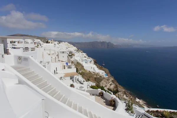 ギリシャ、キクラデス諸島サントリーニ島、海を見渡す崖の上イアの白い町 — ストック写真