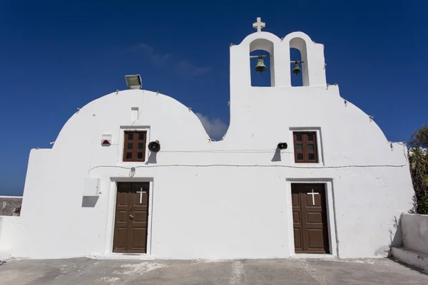 Fasáda bílé řecké pravoslavné církve v Oia (Ia) na ostrově Santorin (Thera) - Cyclades - v Řecku - Evropa — Stock fotografie