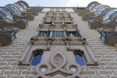 Barselona, Katalonya, İspanya ve Avrupa 'da El Eixample' de bir Modernist apartman binasının dekoratif cephesi