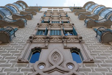Barselona, Katalonya, İspanya ve Avrupa 'da El Eixample' de bir Modernist apartman binasının dekoratif cephesi