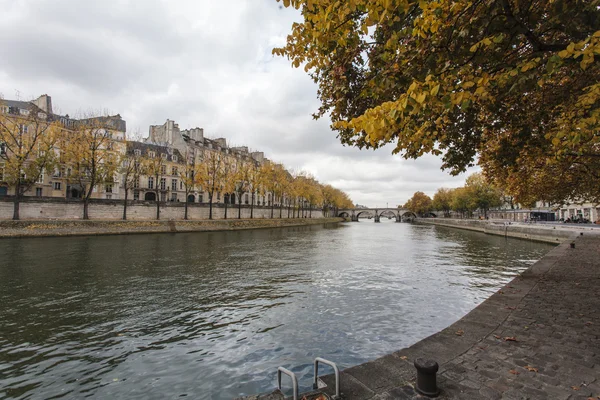 Brzegiem rzeki Sekwany w centrum Paryża, podczas upadku — Zdjęcie stockowe