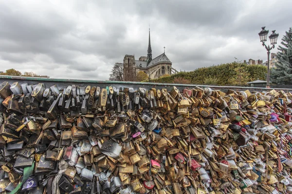 Locks on the Pont de l'Archeveche bridge next to the Notre Dame de Paris cathedral in Paris, France — Φωτογραφία Αρχείου