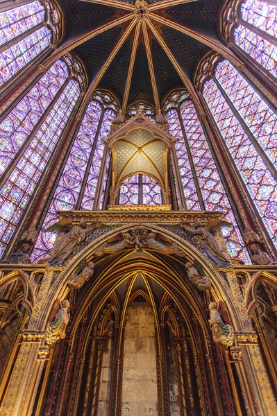 Vidrieras dentro de la Capilla Santa una capilla medieval real en París, Francia — Foto de Stock