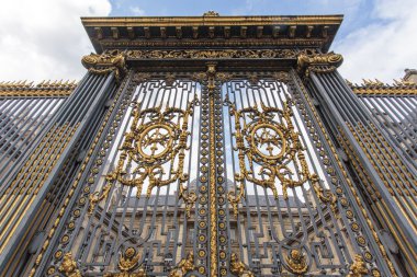 Bir şekilde dekore edilmiş ve altın kaplama giriş kapısı Palais de için adalet de Paris (Paris Mahkemesi) Paris, Fransa - Europe