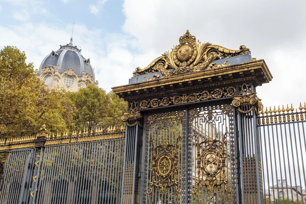Porte d'entrée décorée et plaquée or du Palais de Justice de Paris à Paris, France - Europe — Photo