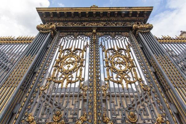 Decorated and gold plated entrance gate to the Palais de Justice de Paris (Paris court) in Paris, France - Europe — Stock Photo, Image