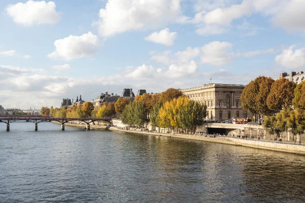 Güneşli bir sonbahar günü - Fransa - Avrupa sırasında Paris'te Seine Nehri — Stok fotoğraf