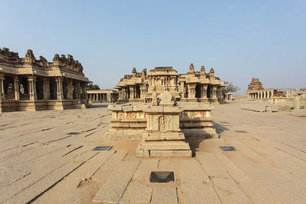 Ett rikt huggen sten vagn inne i Vittala hinduiska templet i den antika platsen Hampi, Karnataka, Indien — Stockfoto