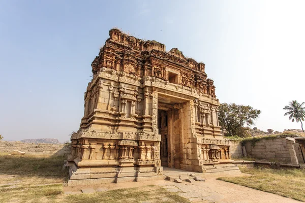 Ingången båge av det hinduiska templet nära kurtisans Street i den antika staden Hampi, Karnataka, södra Indien - Asien — Stockfoto