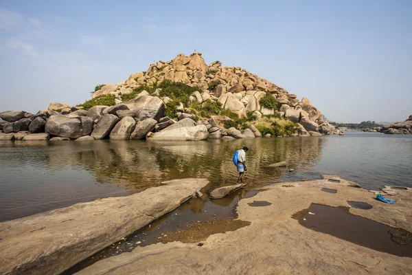 Lago Chakratirtha en Hampi, un antiguo sitio del patrimonio mundial en Karnataka - India (Asia ) — Foto de Stock