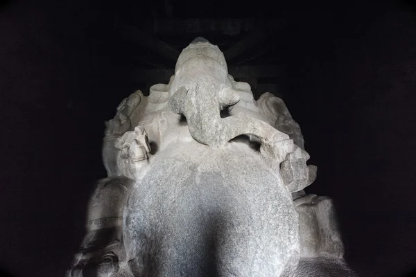 Ganesha standbeeld uitgehakt uit een groot rotsblok in de tempel van de Kadalekalu Ganesha in Hampi - een Unesco World Heritage site in India - Azië — Stockfoto