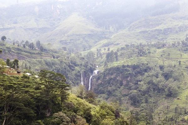 Wasserfall und Hügel im Hügelland neben Nuwara Eliya im Zentrum von Sri Lanka, Asien — Stockfoto