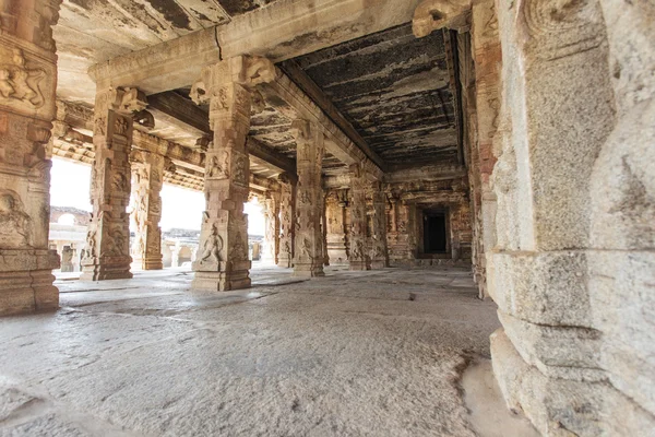 Interior of an ancient Hindu temple in Hampi, Karnataka, India (Asia) — Stock Photo, Image