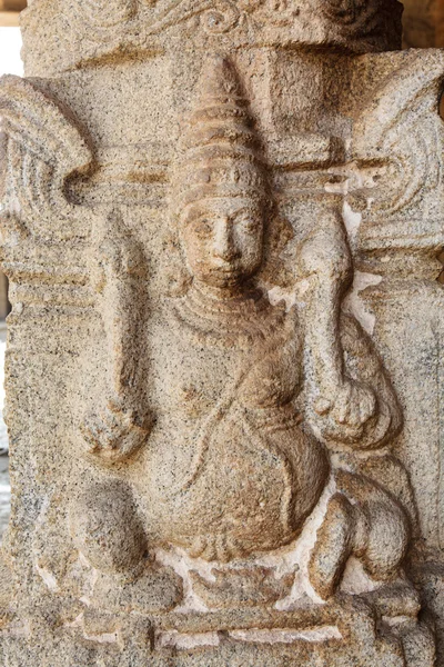 Esculpindo dentro de um antigo templo hindu em Hampi, Karnataka, Índia (Ásia ) — Fotografia de Stock