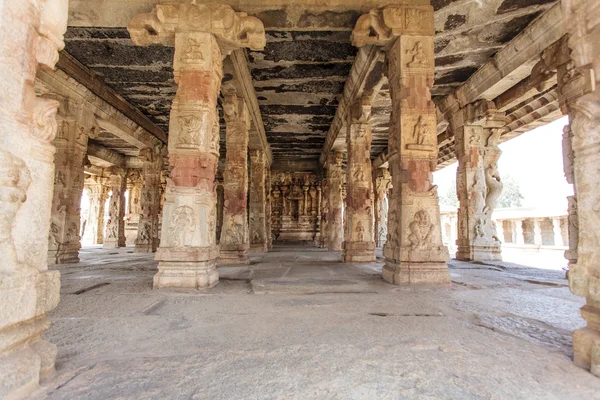 Interior of an ancient Hindu temple in Hampi, Karnataka, India (Asia) — Stock Photo, Image
