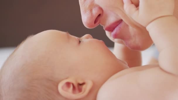 Un primo piano della giovane madre sta giocando con il suo neonato in un asilo nido in una mattina. Concetto di figli, bambino, genitorialità, infanzia, vita, maternità. — Video Stock