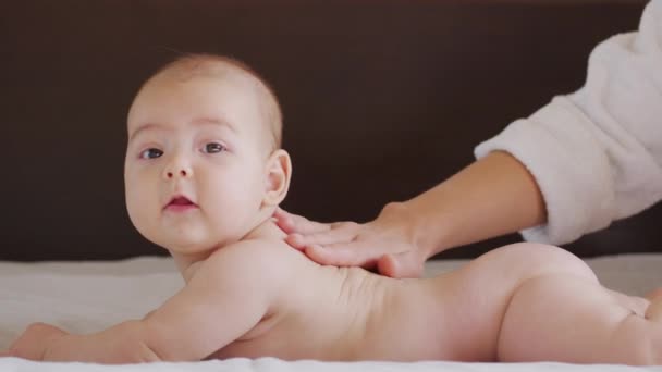 Mama oddaje masaż swojemu małemu dziecku. Zbliżenie. — Wideo stockowe