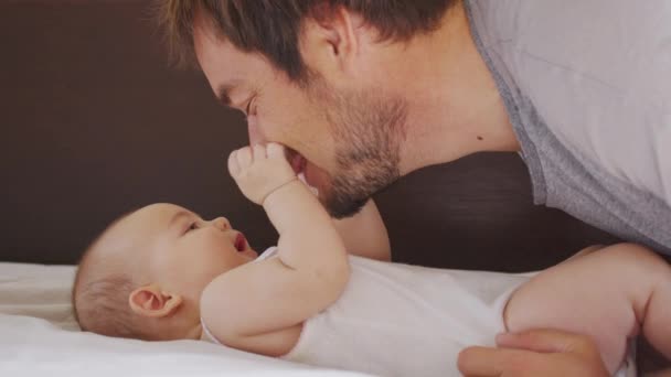 Glückliche Familie. Porträt eines bärtigen Vaters und eines neugeborenen Mädchens, das sich umarmt. Vaterschaftsglück. Liebender Papa, der sich um sein kleines Kind kümmert. gesunde Kinderbetreuung, Liebe. — Stockvideo